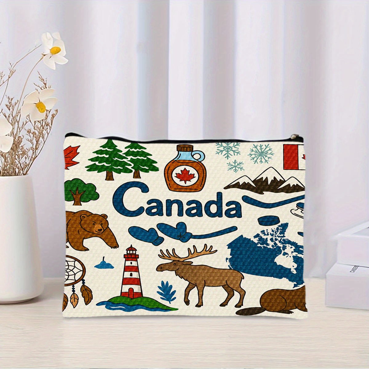 Women Bags In Canada - Una bolsa de cosméticos con temática